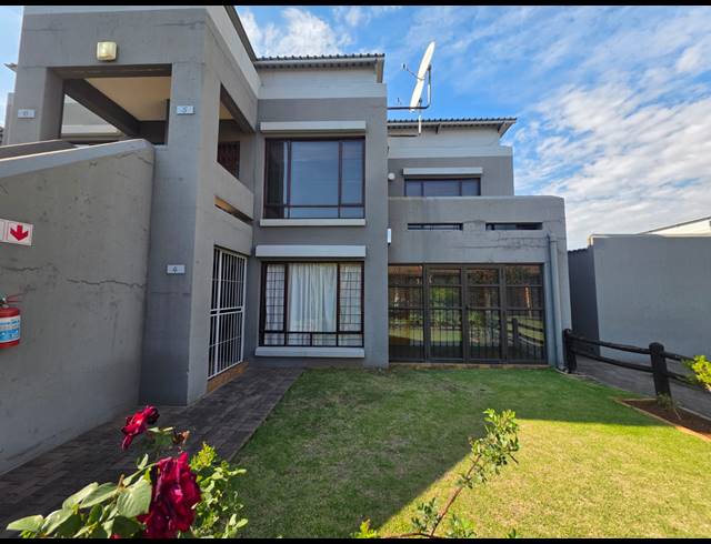2 BEDROOM FLAT FOR SALE IN VANDERBIJLPARK SE 2